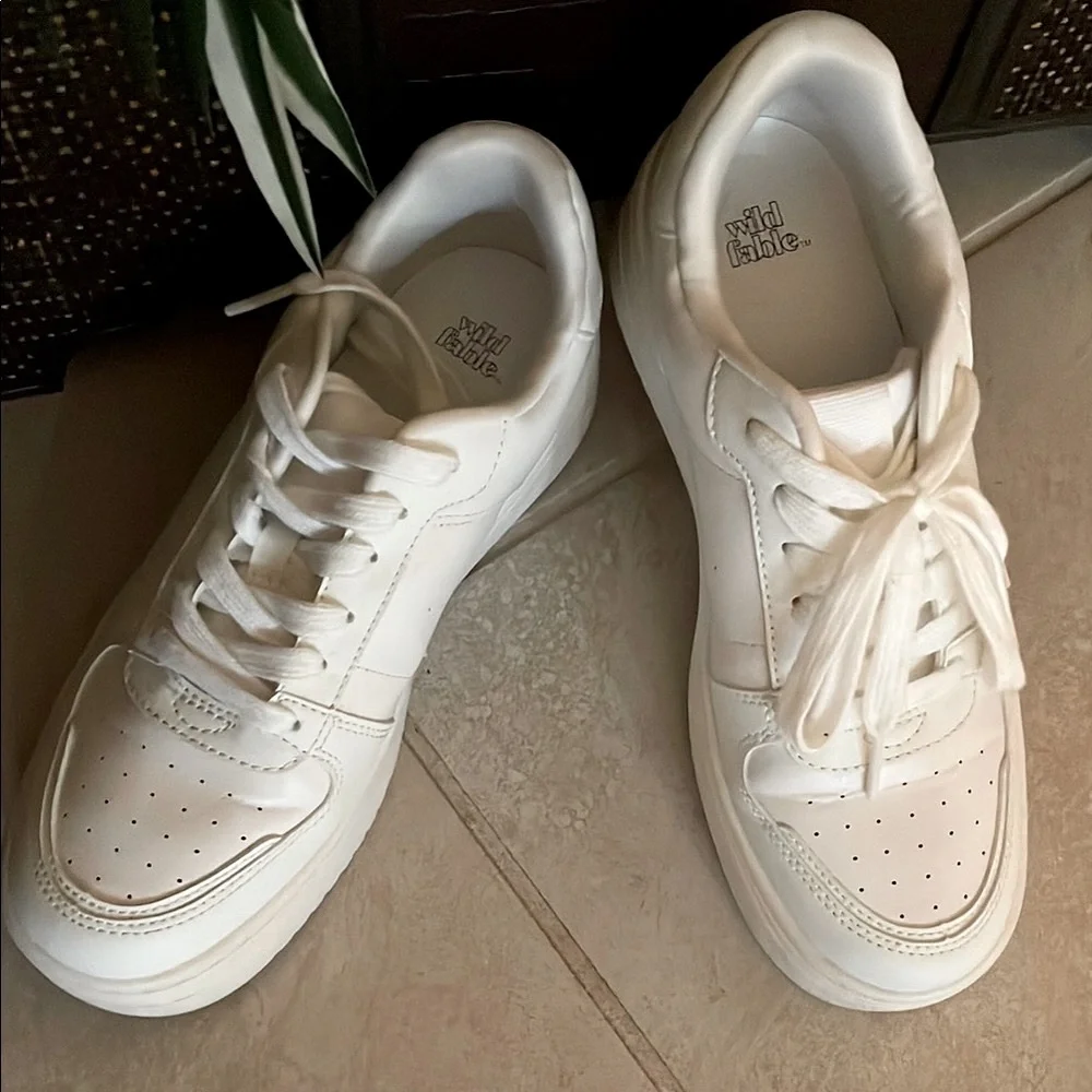 Wild Fable White Ladies Canvas Sneakers Like New lace up SZ 7 Thick durable Sole